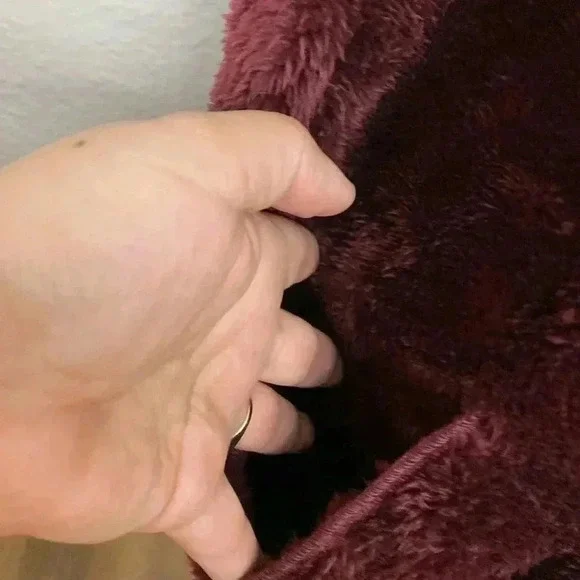 🆕Zenana Burgundy Fuzzy Pocket Hooded Vest M🆕 - Picture 5 of 7